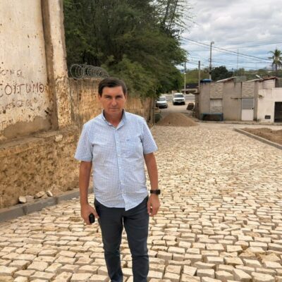 Vereador G Charles acompanha obras de pavimentação da Rua Kerginaldo Ferreira viabilizadas por meio de articulação com o deputado Sargento Gonçalves
