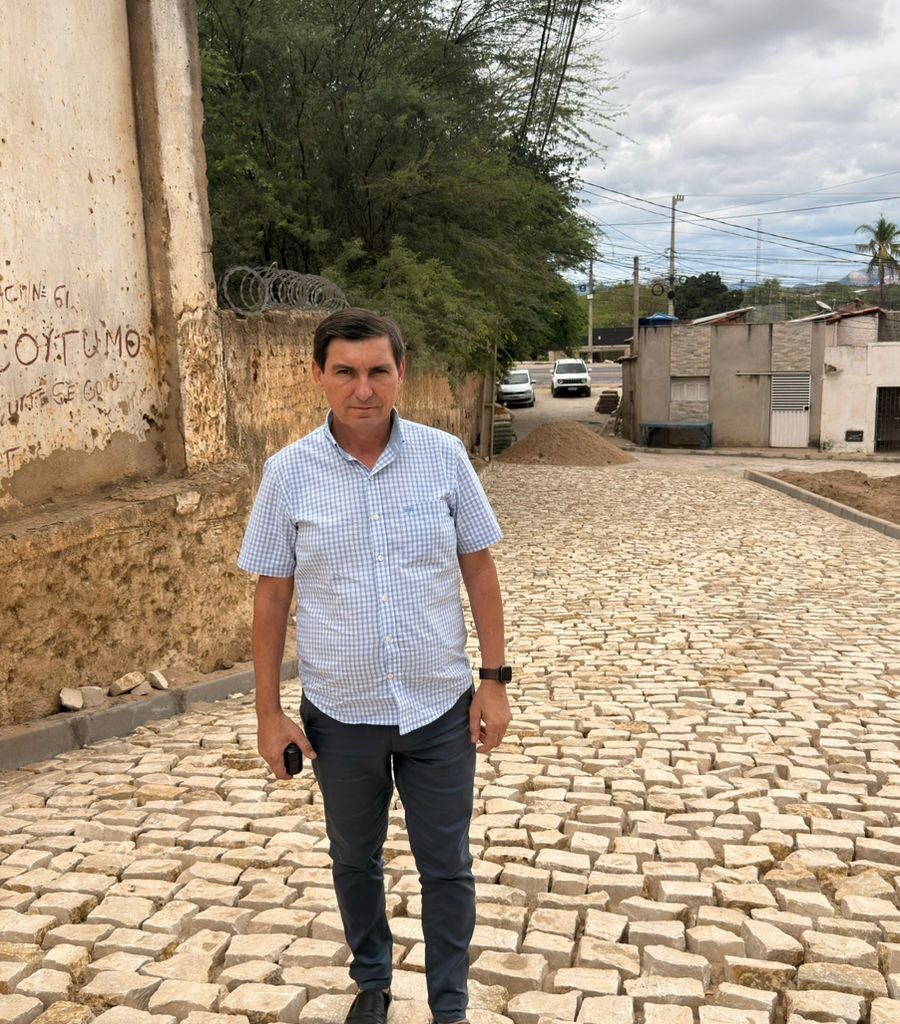 Vereador G Charles acompanha obras de pavimentação da Rua Kerginaldo Ferreira viabilizadas por meio de articulação com o deputado Sargento Gonçalves