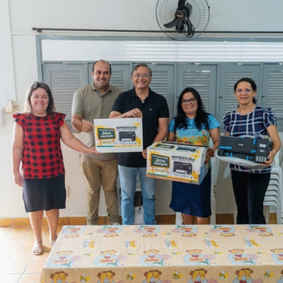 Vereadores Prof. Jaire e João Paulo Wiclif entregam mais uma impressora para uma unidade de ensino em Currais Novos