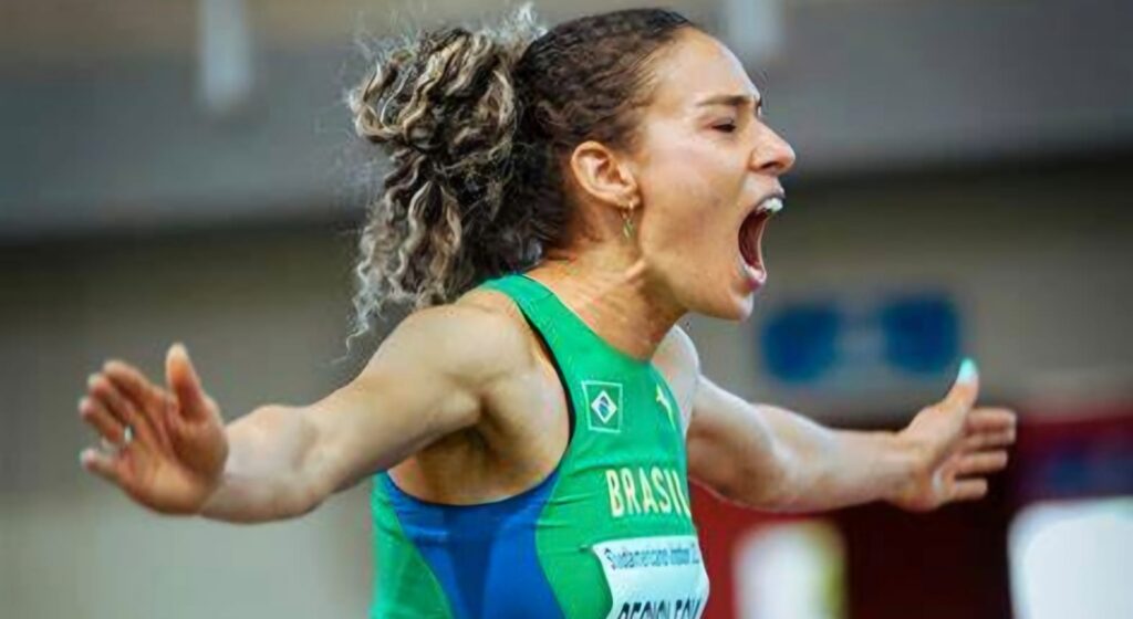 Regiclécia Silva conquista ouro no salto triplo na Lituânia