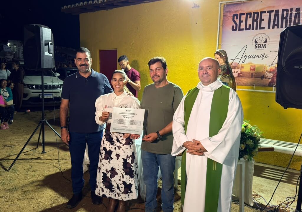 João Gustavo entrega placa em reconhecimento à tradição da vaquejada em Currais Novos