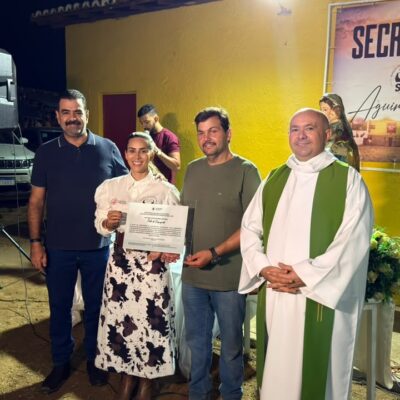 João Gustavo entrega placa em reconhecimento à tradição da vaquejada em Currais Novos