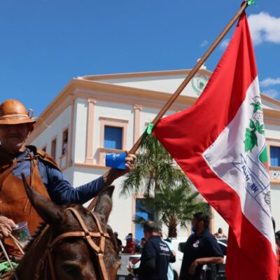 Desfile do Agricultor reafirma tradição, fé e identidade sertaneja durante a Festa de Agosto