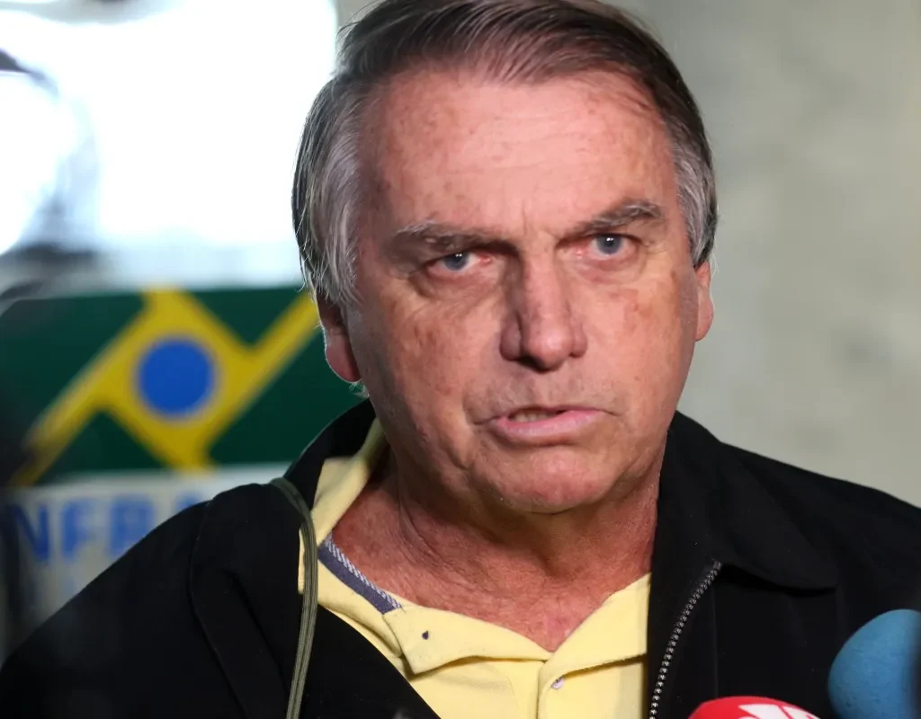 Bolsonaro relata que delegado da PF permitiu arma em sua casa