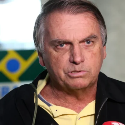Bolsonaro relata que delegado da PF permitiu arma em sua casa