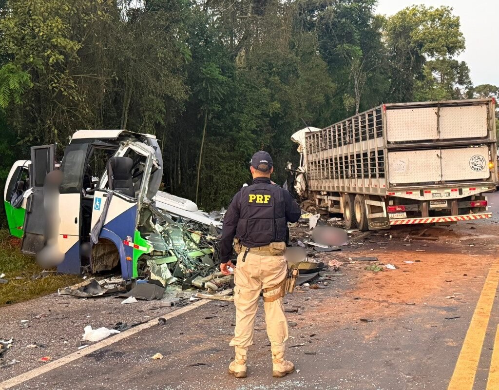 Acidente entre micro-ônibus e carreta no Paraná deixa 23 mortos