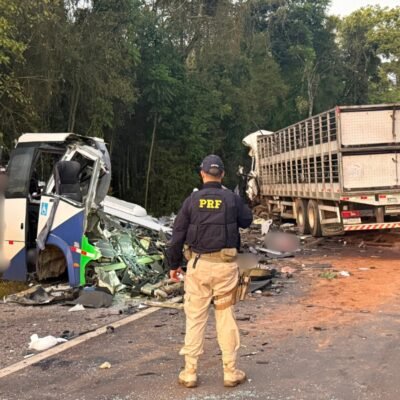 Acidente entre micro-ônibus e carreta no Paraná deixa 23 mortos