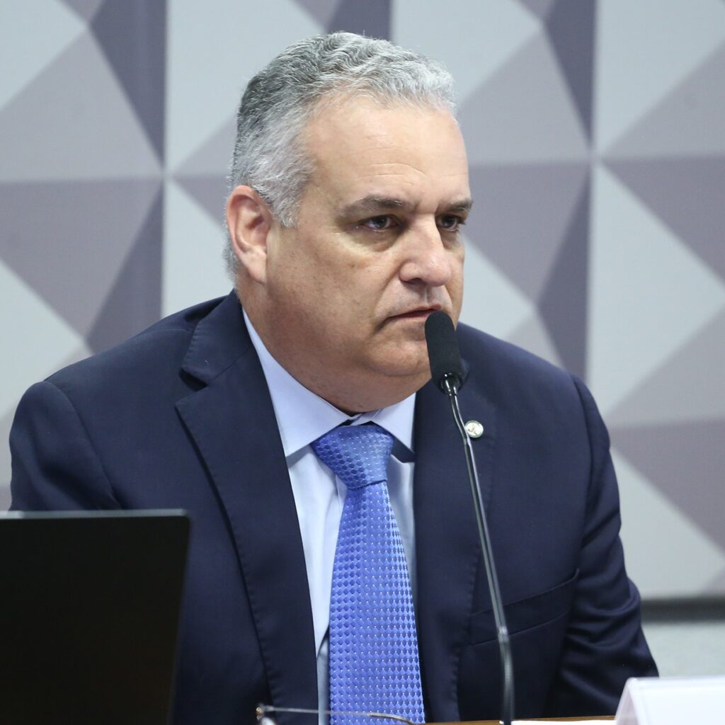 Flávio Bolsonaro anuncia Alfredo Gaspar como vice em sua chapa presidencial