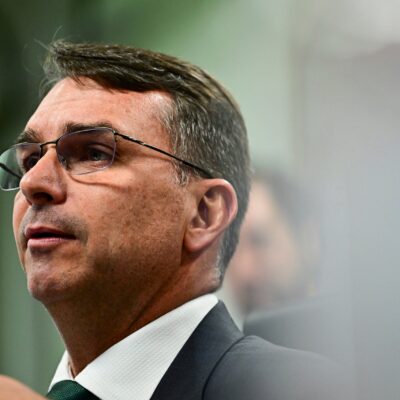Flávio Bolsonaro culpa governo Lula por tarifas dos EUA contra o Brasil