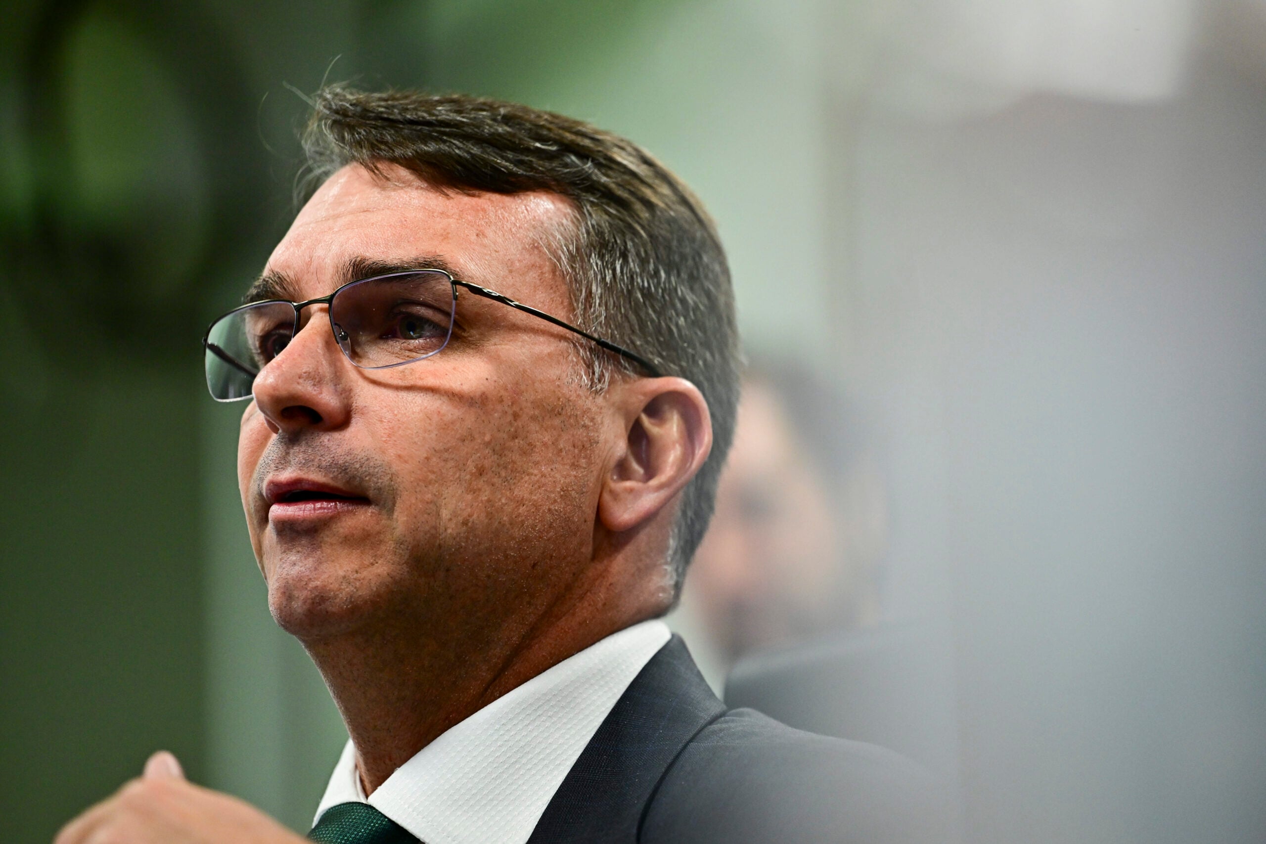Flávio Bolsonaro culpa governo Lula por tarifas dos EUA contra o Brasil