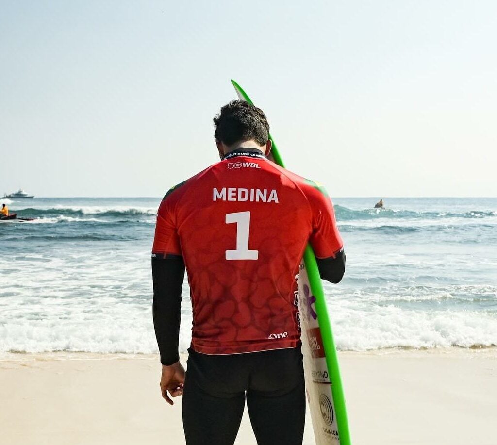 Gabriel Medina sofre corte na cabeça durante treino em Teahupoo