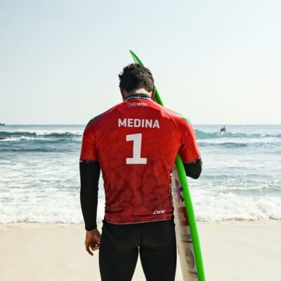 Gabriel Medina sofre corte na cabeça durante treino em Teahupoo