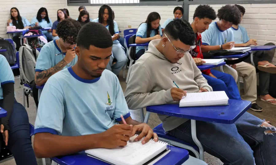 Pé-de-Meia paga parcela de R$ 200 para nascidos em setembro e outubro