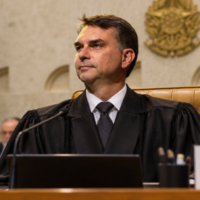 Eduardo Bolsonaro sugere Flávio como ministro do STF em publicação