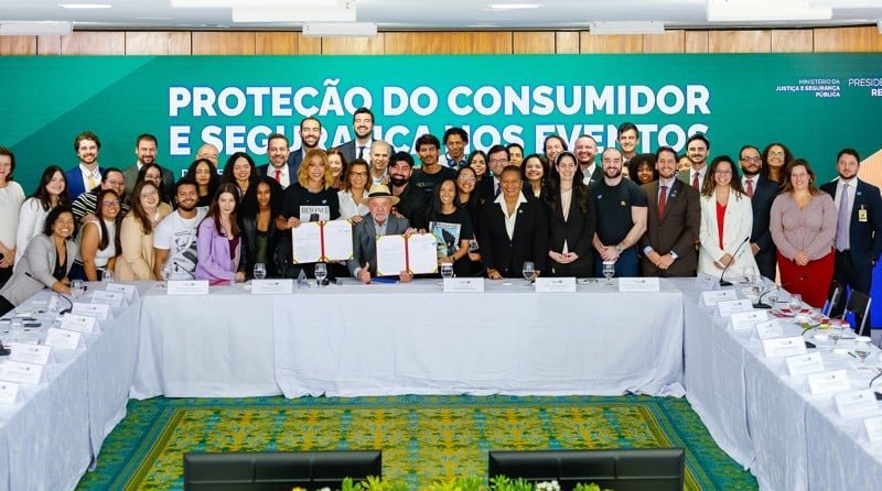 Planalto assina decreto com fãs para coibir cambismo digital em eventos culturais