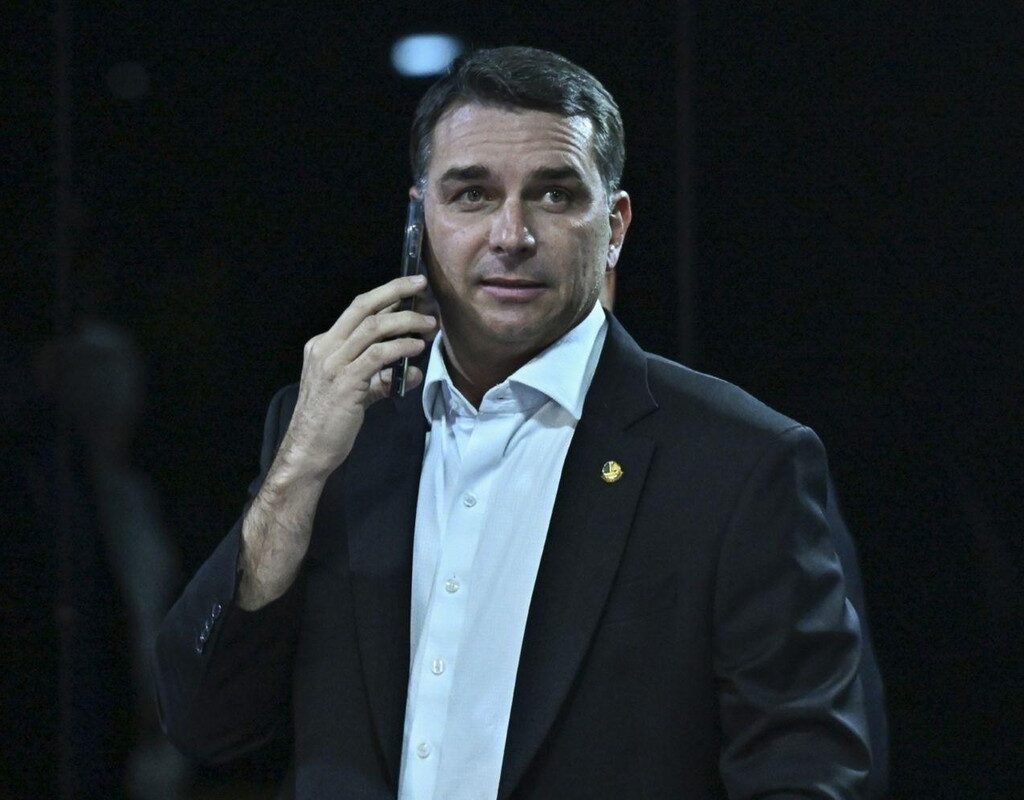 Flávio Bolsonaro é intimado pela PF para entregar passaportes e proibido de deixar o país