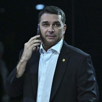Flávio Bolsonaro é intimado pela PF para entregar passaportes e proibido de deixar o país