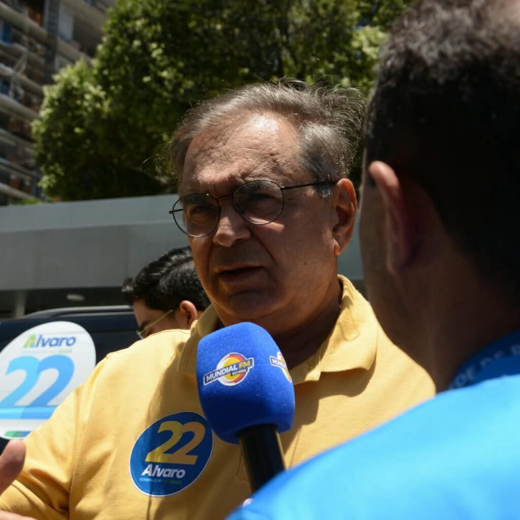 Álvaro Dias vota no Atheneu durante primeiro turno das Eleições 2026