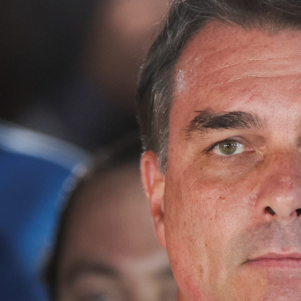 Flávio Bolsonaro deixa Brasil rumo aos EUA em investigação da PF