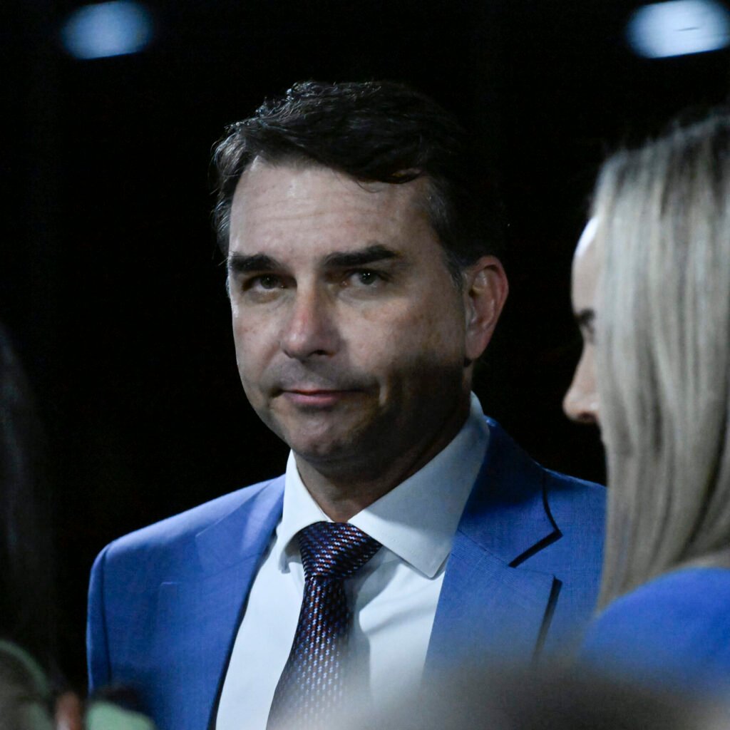Flávio Bolsonaro não deve participar do debate da Band, Lula confirma presença