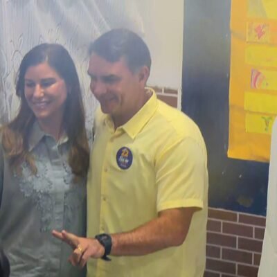 Flávio Bolsonaro vota no RJ e destaca propostas para tirar Brasil da dívida