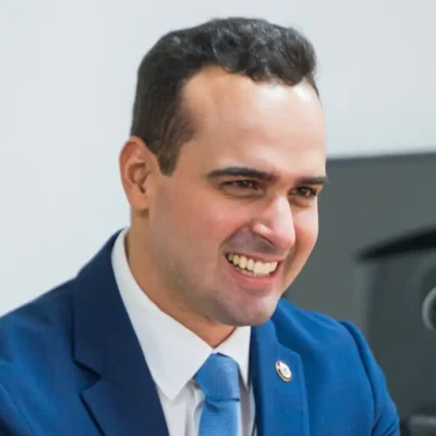 Lucas Ribeiro, de 37 anos, é o governador mais jovem eleito no país