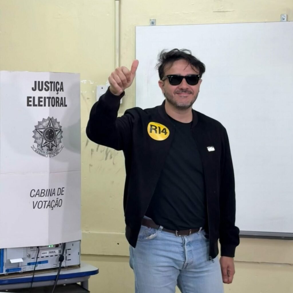 Renan Santos vota em São Paulo e critica eleição e concorrente Flávio Bolsonaro